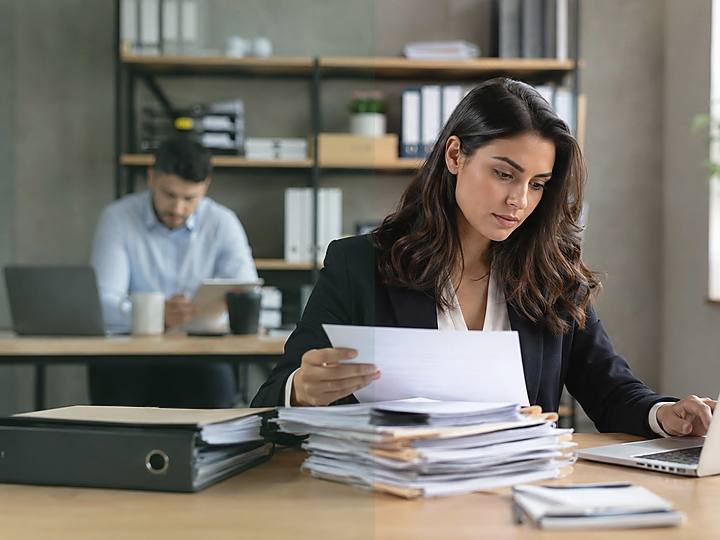 Échange calme autour de documents administratifs